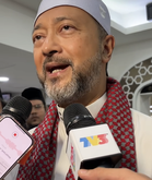 “Lebih baik Tun M duduk IJN dulu.. Kalau di rumah, akan ingatkan lagi pada arwah bonda – Mukhriz