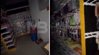 Kedai tutup awal dari waktu operasi, wanita terkunci dalam kedai serbaneka