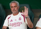 Mourinho reveals he signed contract to succeed Ferguson at Man Utd