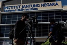 Anwar visits Fadillah, Ismail at IJN