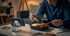 Ini Risiko 'Tersembunyi' Guna Telefon Ketika Makan