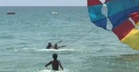 Tali Putus Terkena Kipas Bot, Pelancong Jatuh Ke Laut Ketika Parasailing