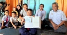 PM Anwar Tunai Janji Balas Surat Adik Nanang, Hadiahkan Buku Gelombang Kebangkitan Asia