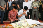 Sultan Pahang Zahir Kehilangan, Cemar Duli Ziarahi Jenazah Tok Luar