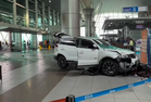 Pemandu Wanita Cedera SUV Rempuh Balai Pelepasan KKIA