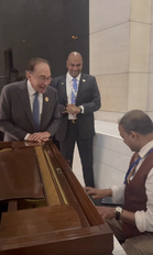 Lagu Hindi Klasik Dendangan PM Anwar Curi Perhatian Ramai