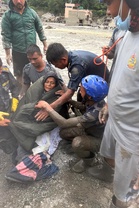 Wanita Ditemui Selamat Selepas 10 Hari Rumah Tertimbus Lumpur Akibat Banjir Nepal