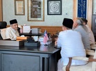 Selepas Dua Minggu Pemergian Isteri Tercinta, Tun Dr. Mahathir Dilihat Kembali Ke Pejabat