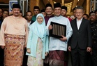 “Fit Check” Dari Beg Hingga Samping, Ini Keunikan Busana Anwar Sempena Belanjawan 2027