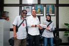 “Semoga Terus Maju”, Kagum Dengan Kegigihan Jual Burger, PMX Hulur Sumbangan Kepada Adik Eerah