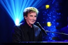 Barry Manilow cancels Las Vegas shows after health issue forces him off stage