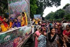 Crowd surge at Hindu festival in India leaves 1 dead and many hospitalized
