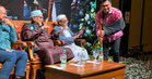 Tongkat Abdul Hadi berjaya dibida RM16,500 untuk tabung PRN Melaka