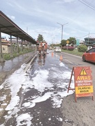 Penunggang cedera motosikal tergelincir akibat tumpahan minyak
