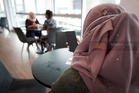 Jangan duduk semeja dengan orang kuat mengumpat – Che Nom