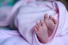 Bayi lelaki ditemukan hidup dalam kotak