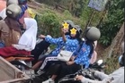 3 pelajar perempuan santai hisap rokok
