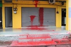 Polis buru suspek simbah cat merah kedai emas