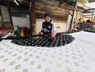 Graduan lupakan kerjaya profesional demi memartabatkan seni batik