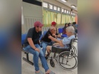 Warga emas kudung merangkak cari perlindungan