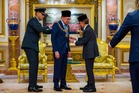 Anwar dikurnia darjah kebesaran tertinggi Brunei