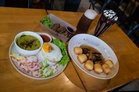 Masak lemak daging salai istimewa di ‘kafe basikal’