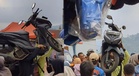 Bosan terperangkap kesesakan lalu-lintas, 2 lelaki pilih pikul motosikal