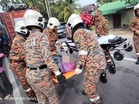 Warga emas terperangkap, kereta masuk longkang