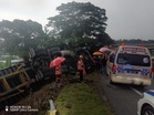 Pemandu tersepit, lori kontena terbalik berhampiran Tol Sungai Buloh