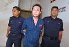 Lelaki Singapura didakwa halang tugas polis, miliki senjata