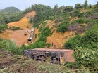 Pemandu maut, lori kontena terjunam 20 meter dalam gaung