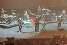 Singapura ‘ban’ Massive Attack kerana kibar bendera Palestin
