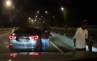 [VIDEO] Berang kena lampu tinggi, lelaki mengamuk libas parang