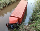 Lori 10 tan bawa ‘barang online’ terbabas dalam sungai