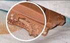 ‘Bergedik’ ulat dalam coklat popular