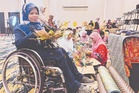 Atlet para memanah gigih anyam daun mengkuang sara dua anak