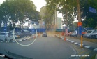[VIDEO] Bukan satu, tapi empat buah kereta kena langgar