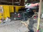 Ford Ranger rempuh rumah, penunggang motosikal cedera