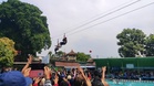 Penduduk berebut wang digugurkan dari ‘flying fox’