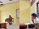 Pelajar tidak beradab, hisap rokok depan guru sedang mengajar
