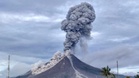 Gunung Sinabung meletus, penduduk bertempiaran lari