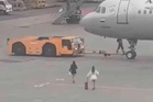 Lewat naiki penerbangan, 2 wanita kejar pesawat