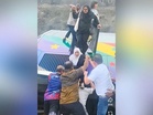 [VIDEO] ‘Bagus rakyat Malaysia, siap badan jadi tangga’