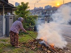 Asap depan rumah buat-buat tak nampak