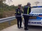 Pemandu lori kencing tepi tol disaman