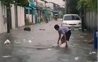 Pelajar kutip sampah tengah banjir, elak longkang tersumbat