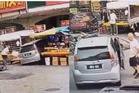 [VIDEO] Niat parkir kereta, warga emas rempuh tiga individu