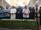 Jenazah Kapten Zainol tiba di masjid Senawang