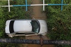 Kereta berpusing sebelum terjunam dalam sungai