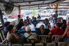 Tiga pemancing berpimpin tangan sebelum terpisah